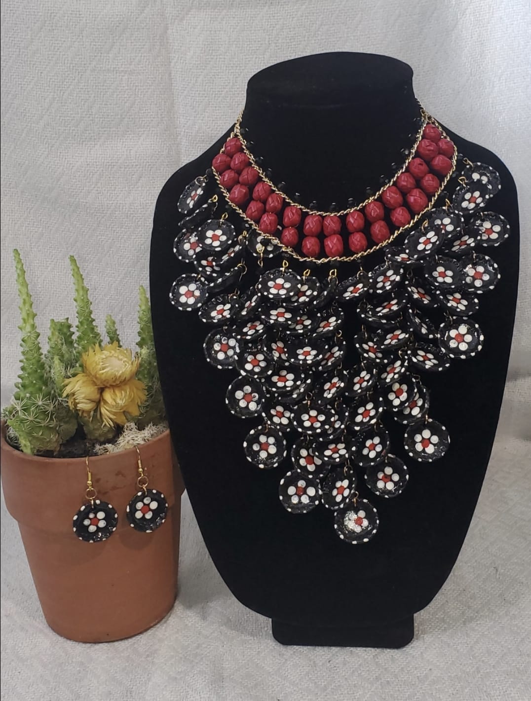 Clay/Palm Necklace with Earrings (Black/Red)